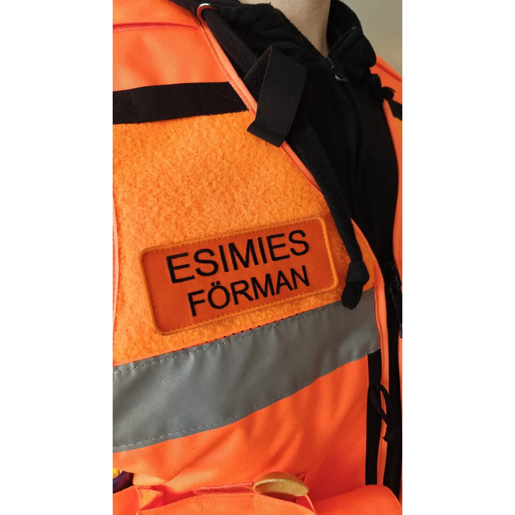 ESIMIES - FÖRMAN Rintakyltti